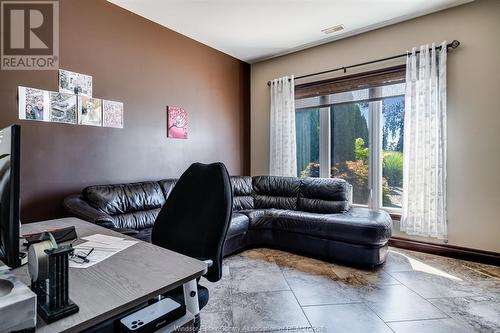 1821 Talbot Road, Kingsville, ON - Indoor Photo Showing Living Room