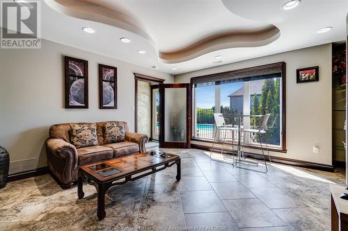 1821 Talbot Road, Kingsville, ON - Indoor Photo Showing Living Room