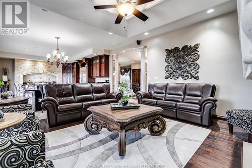 1821 Talbot Road, Kingsville, ON - Indoor Photo Showing Living Room