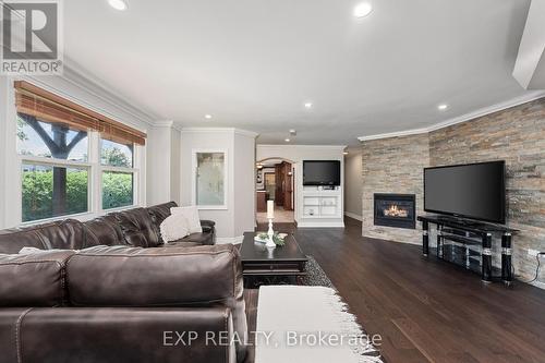 523 Lake Drive E, Georgina (Historic Lakeshore Communities), ON - Indoor Photo Showing Living Room With Fireplace