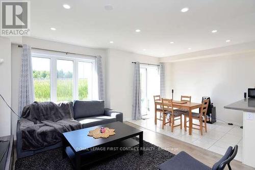 244 Esther Crescent, Thorold, ON - Indoor Photo Showing Living Room