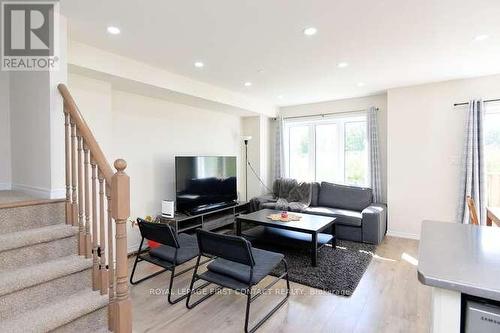 244 Esther Crescent, Thorold, ON - Indoor Photo Showing Living Room