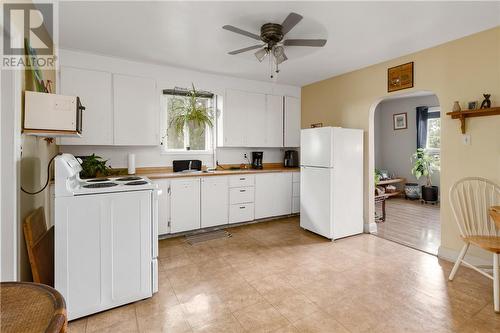 60 William Street, Chelmsford, ON - Indoor Photo Showing Kitchen With Double Sink