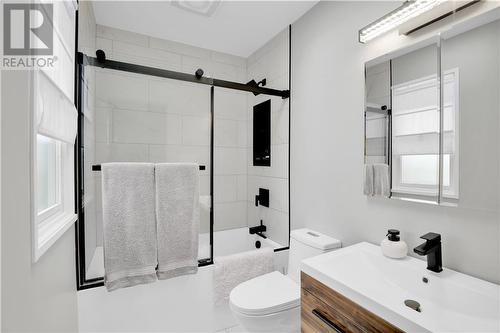 384 Mcnab Avenue, Renfrew, ON - Indoor Photo Showing Bathroom