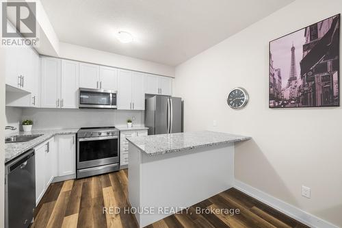 21 - 261 Skinner Road, Hamilton (Waterdown), ON - Indoor Photo Showing Kitchen With Stainless Steel Kitchen With Upgraded Kitchen