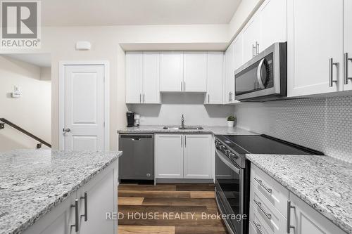 21 - 261 Skinner Road, Hamilton (Waterdown), ON - Indoor Photo Showing Kitchen With Upgraded Kitchen