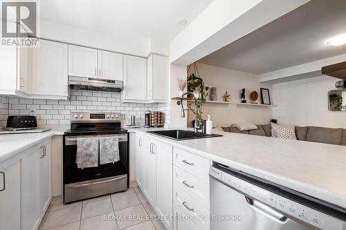 559 Buckeye Court, Milton (Cobban), ON - Indoor Photo Showing Kitchen With Upgraded Kitchen