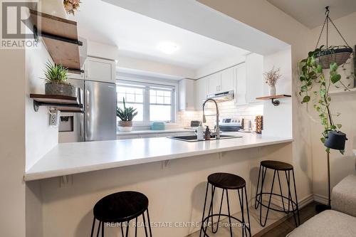 559 Buckeye Court, Milton (Cobban), ON - Indoor Photo Showing Kitchen With Upgraded Kitchen