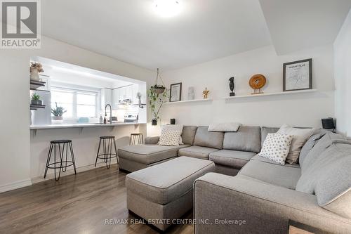 559 Buckeye Court, Milton (Cobban), ON - Indoor Photo Showing Living Room