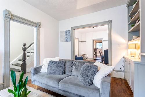 176 Wilson Street, Hamilton, ON - Indoor Photo Showing Living Room