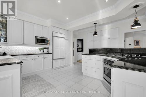 11 Woodland Drive, Middlesex Centre (Kilworth), ON - Indoor Photo Showing Kitchen With Upgraded Kitchen