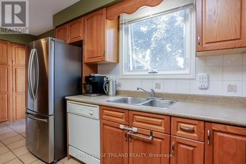 138 Culver Crescent, London, ON - Indoor Photo Showing Kitchen With Double Sink