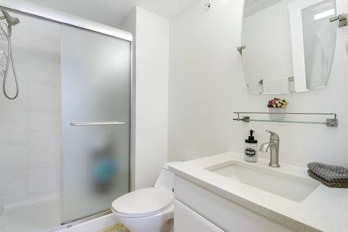 407-686 Lequime Road, Kelowna, BC - Indoor Photo Showing Bathroom