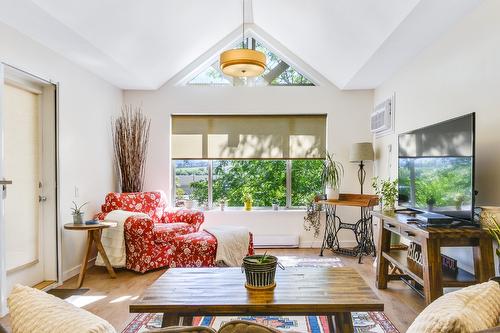 407-686 Lequime Road, Kelowna, BC - Indoor Photo Showing Living Room