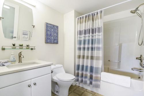 407-686 Lequime Road, Kelowna, BC - Indoor Photo Showing Bathroom