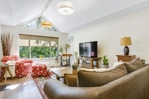 407-686 Lequime Road, Kelowna, BC - Indoor Photo Showing Living Room