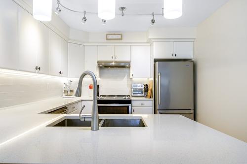 407-686 Lequime Road, Kelowna, BC - Indoor Photo Showing Kitchen With Double Sink With Upgraded Kitchen