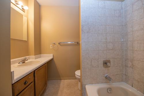 304-3901 32 Avenue, Vernon, BC - Indoor Photo Showing Bathroom