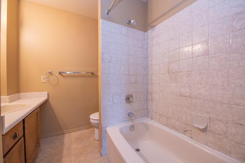 304-3901 32 Avenue, Vernon, BC - Indoor Photo Showing Bathroom