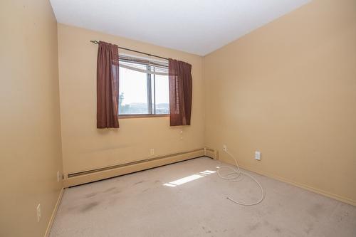 304-3901 32 Avenue, Vernon, BC - Indoor Photo Showing Other Room