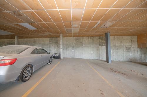 304-3901 32 Avenue, Vernon, BC - Indoor Photo Showing Garage