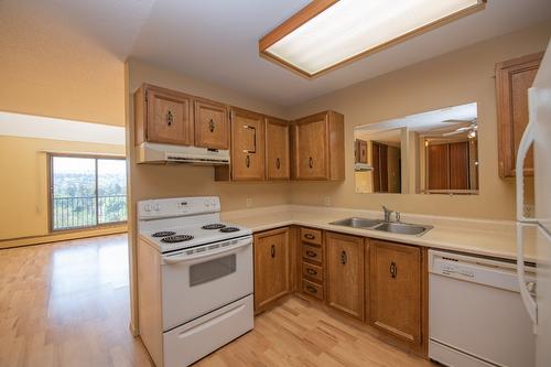 304-3901 32 Avenue, Vernon, BC - Indoor Photo Showing Kitchen With Double Sink