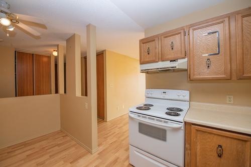 304-3901 32 Avenue, Vernon, BC - Indoor Photo Showing Kitchen