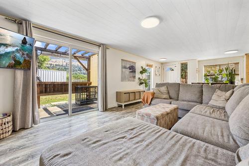 3530 Redecopp Road, Lake Country, BC - Indoor Photo Showing Living Room