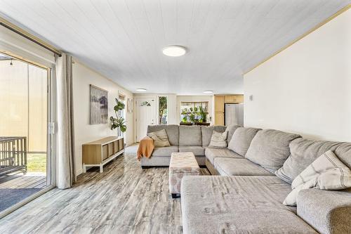 3530 Redecopp Road, Lake Country, BC - Indoor Photo Showing Living Room