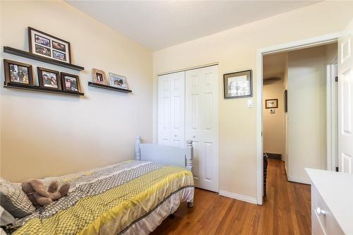 25 Muir Avenue, Hamilton, ON - Indoor Photo Showing Bedroom