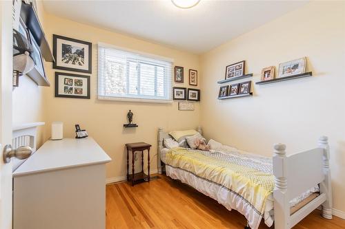 25 Muir Avenue, Hamilton, ON - Indoor Photo Showing Bedroom