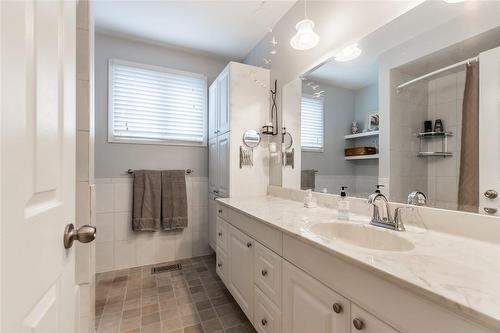 25 Muir Avenue, Hamilton, ON - Indoor Photo Showing Bathroom