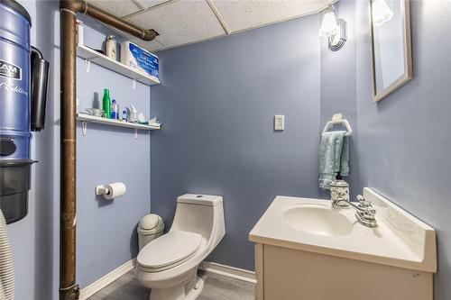 25 Muir Avenue, Hamilton, ON - Indoor Photo Showing Bathroom