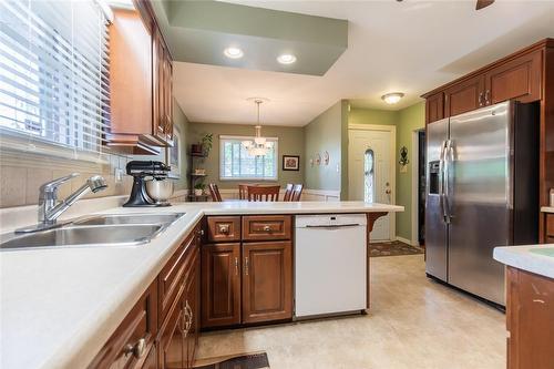 25 Muir Avenue, Hamilton, ON - Indoor Photo Showing Kitchen With Double Sink