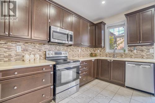 832 Challinor Terrace, Milton (Harrison), ON - Indoor Photo Showing Kitchen With Upgraded Kitchen