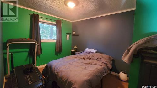 441 5Th Street, Weyburn, SK - Indoor Photo Showing Bedroom