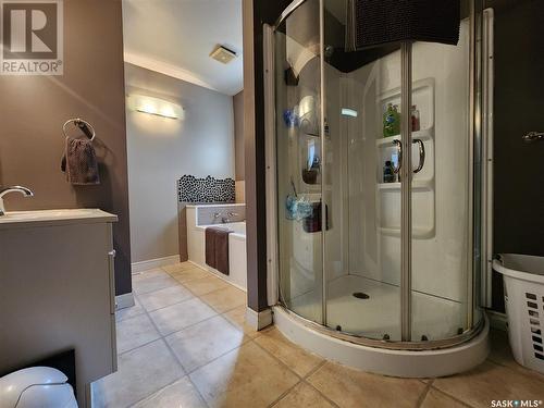 441 5Th Street, Weyburn, SK - Indoor Photo Showing Bathroom