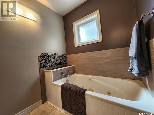 441 5Th Street, Weyburn, SK - Indoor Photo Showing Bathroom