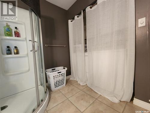 441 5Th Street, Weyburn, SK - Indoor Photo Showing Bathroom