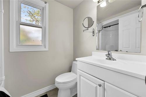 230 San Francisco Avenue, Hamilton, ON - Indoor Photo Showing Bathroom