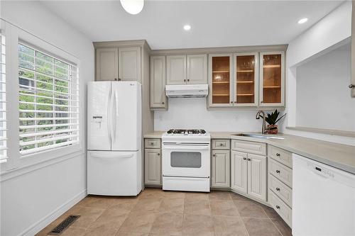 230 San Francisco Avenue, Hamilton, ON - Indoor Photo Showing Kitchen