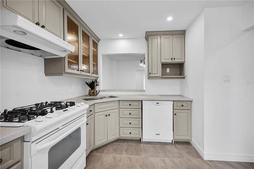 230 San Francisco Avenue, Hamilton, ON - Indoor Photo Showing Kitchen