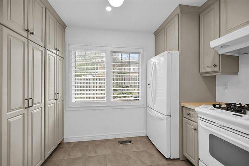 230 San Francisco Avenue, Hamilton, ON - Indoor Photo Showing Kitchen