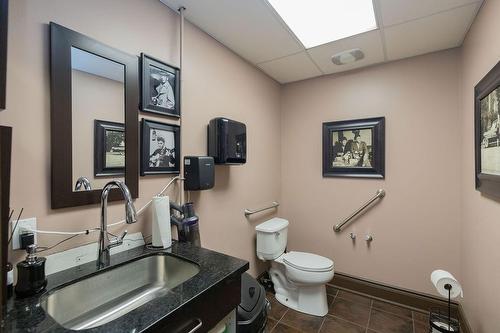 2082 Pine Street, Burlington, ON - Indoor Photo Showing Bathroom