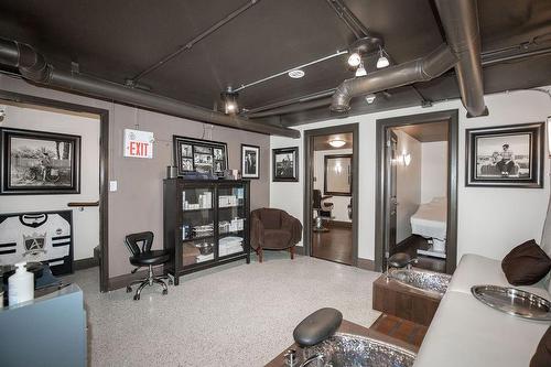 2082 Pine Street, Burlington, ON - Indoor