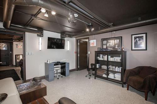 2082 Pine Street, Burlington, ON - Indoor