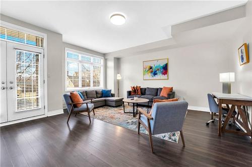 2082 Pine Street, Burlington, ON - Indoor Photo Showing Living Room