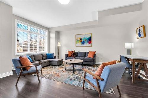 2082 Pine Street, Burlington, ON - Indoor Photo Showing Living Room