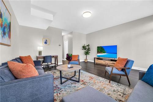 2082 Pine Street, Burlington, ON - Indoor Photo Showing Living Room