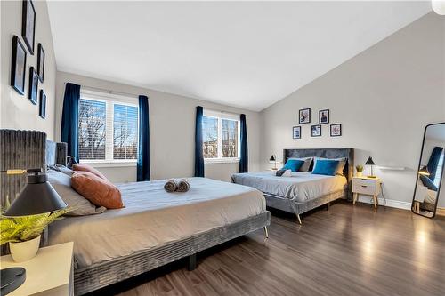 2082 Pine Street, Burlington, ON - Indoor Photo Showing Bedroom